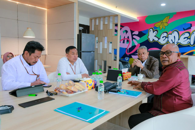 Wamensos Agus Jabo menerima audiensi Pemkab Lembata di Kantor Kementerian Sosial, Jakarta Pusat, Senin (15/12/2025). Foto: Kemensos RI