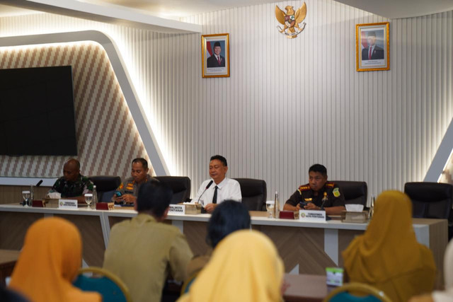 Wali Kota Pontianak, Edi Rusdi Kamtono, memimpin rakor jelang Nataru. Foto: Dok. Pemkot Pontianak