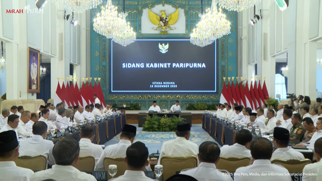 Presiden Prabowo memberikan arahan pada Sidang Kabinet Paripurna di Istana Negara, Senin (15/12/2025). Foto: YouTube/Sekretariat Presiden