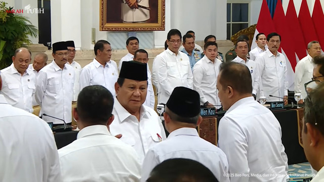 Presiden Prabowo menyalami menteri pada Sidang Kabinet Paripurna di Istana Negara, Senin (15/12/2025). Foto: YouTube/Sekretariat Presiden