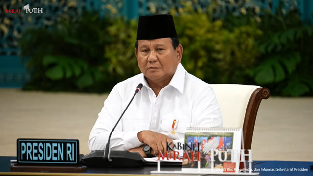 Presiden Prabowo memberikan arahan pada Sidang Kabinet Paripurna di Istana Negara, Senin (15/12/2025). Foto: YouTube/Sekretariat Presiden