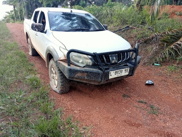 Satu unit mobil dirusak oleh WN China yang mengamuk di tambang emas. Foto: Dok. Istimewa