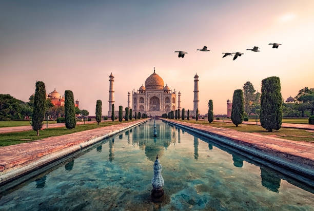 Mausoleum Taj Mahal di Agra Foto by Istock