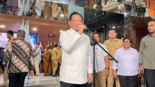 Menteri Dalam Negeri Tito Karnavian usai rapat bersama Komite Eksekutif Percepatan Pembangunan Otonomi Khusus Papua di Kantor Kemendagri, Jakarta Pusat, Senin (15/12/2025). Foto: Nasywa Athifah/kumparan