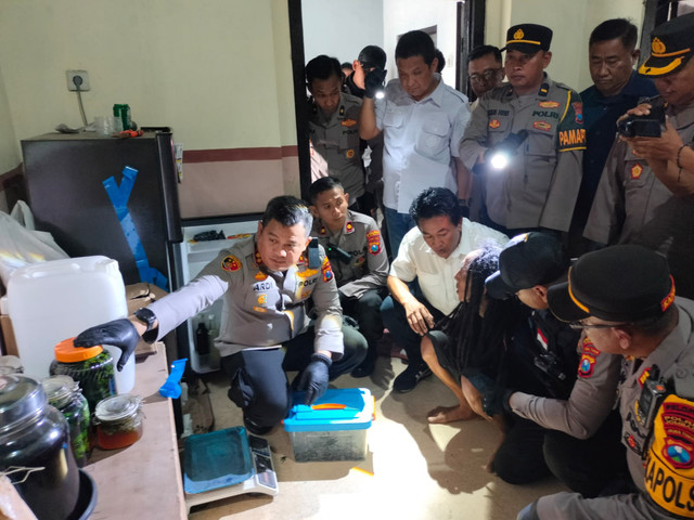 Polres Jombang menggerebek kebun ganja dalam rumah di Jalan Pakubuwono Desa Mojongapit, Kecamatan Jombang, Kabupaten Jombang, Senin (15/12/2025). Foto: Dok. Istimewa