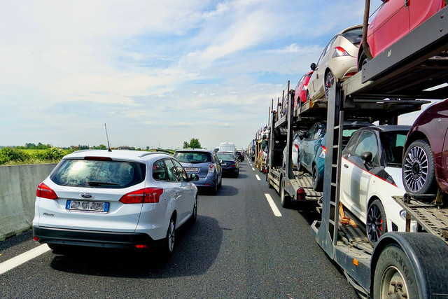 Kendaraaan antri untuk mudik saat lebaran. Foto: Pixabay