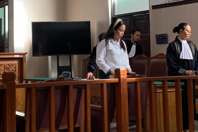 Direktur Utama MecimaPro Fransiska Candra Novitasari alias Melani mengahdiri sidang di Pengadilan Negeri Jakarta Selatan, Senin (15/12/2025).
 Foto: Vincentius Mario/kumparan