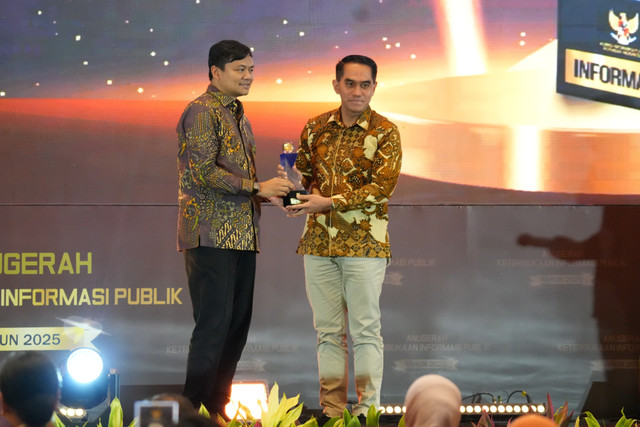 Kementerian Pelindungan Pekerja Migran Indonesia/Badan Pelindungan Pekerja Migran Indonesia meraih peringkat ke-5 untuk predikat Informatif dalam Anugerah Keterbukaan Informasi Publik Tahun 2025. Foto: Kementerian P2MI