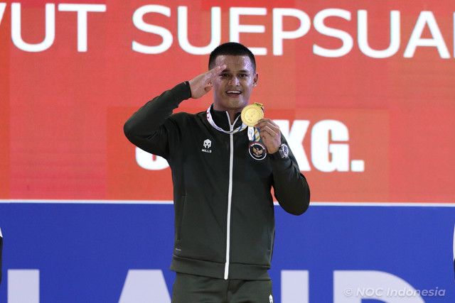 Lifter Indonesia, Rizki Juniansyah, raih medali emas di kelas 79 kg putra angkat besi SEA Games di Chonburi, Thailand, pada 15 Desember 2025. Foto: NOC Indonesia/Tetuko Mediantoro
