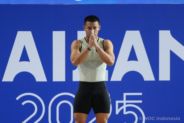 Lifter Indonesia, Rizki Juniansyah, beraksi di kelas 79 kg putra angkat besi SEA Games di Chonburi, Thailand, pada 15 Desember 2025. Foto: NOC Indonesia/Tetuko Mediantoro