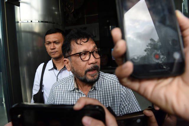 Terpidana kasus permufakatan jahat dalam pengurusan Perkara di Mahkamah Agung terkait kasus pembunuhan oleh Gregorius Ronald Tannur, Zarof Ricar (kanan) usai menjalani pemeriksaan di Gedung Merah Putih KPK, Jakarta, Senin (15/12/2025). Foto: Indrianto Eko Suwarso/ANTARA FOTO