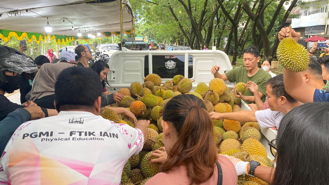 Pembeli memperebutkan durian jemongko yang baru datang. Foto: Alycia Tracy Nabila/Hi!Pontianak