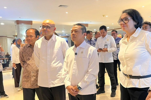 Wamendikdasmen Fajar Riza dan Sekjen Kemendikdasmen Suharti saat Rapat Koordinasi Data dan Teknologi Informasi Pendidikan di Hotel Grand Sahid Jaya, Jakarta, Senin (15/12/2025). Foto: Nasywa Athifah/kumparan