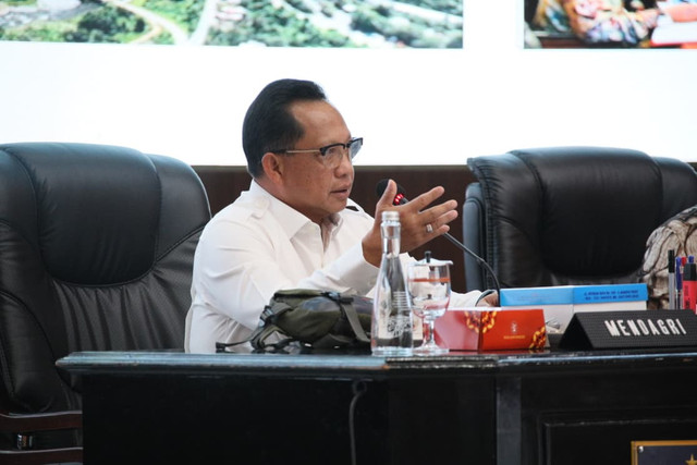 Mendagri Muhammad Tito Karnavian memberikan arahan dalam rapat bersama Komite Eksekutif Percepatan Pembangunan Otsus Papua dengan para gubernur dan bupati/wali kota se-Papua. Foto: Kemendagri