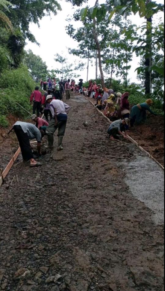 perbaikan jalan dari dana apbn di desa dramaga, 15,12,2025. 22:12. dok: nurul