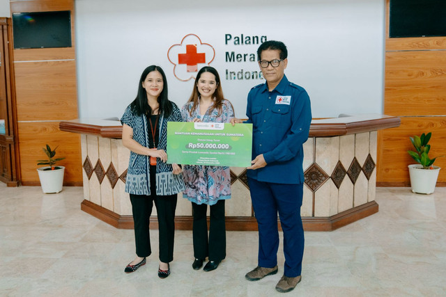 kiri ke kanan: Alicia Lisda Yunita - VP Legal, Compliance, & PPGR Lemonilo, Andita Rasyid - VP Marketing and Innovation Lemonilo, dan Arifin M. Hadi Kepala Markas PMI Pusat. Foto : Lemonilo