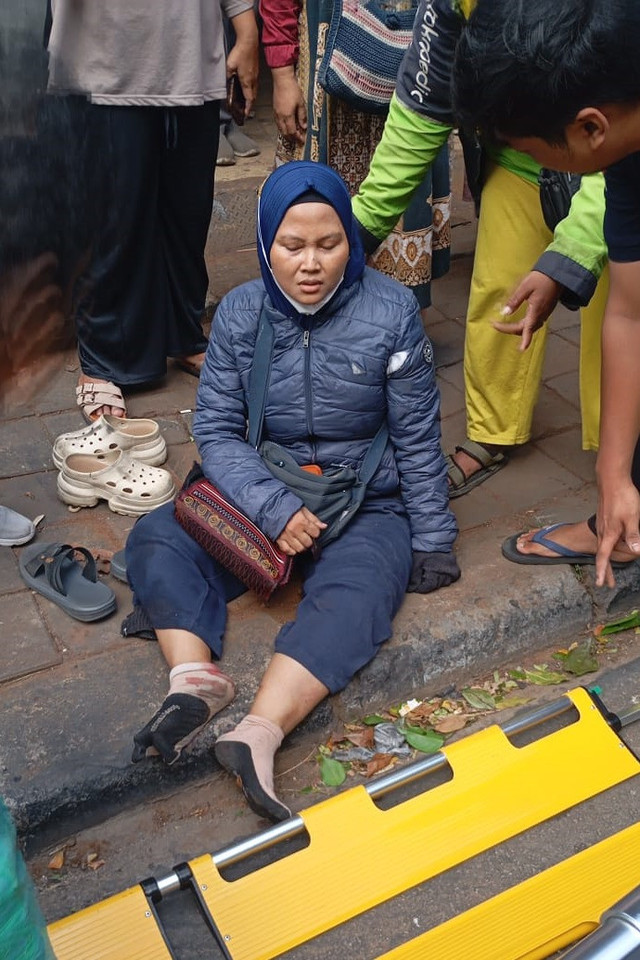 Korban kecelakaan antara motor dan mobil di Jalan Jenderal RS Soekanto, Duren Sawit, Jakarta Timur pada Senin (15/12/2025). Foto: Polres Jaktim