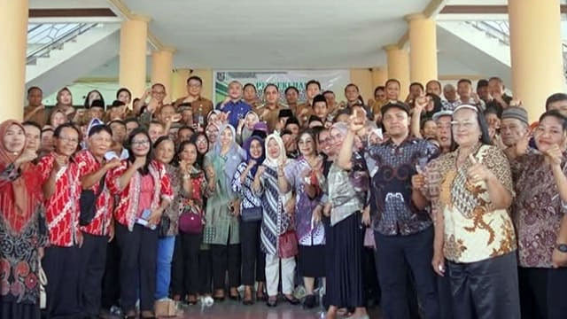 Foto bersama Bupati Bolaang Mongondow bersama dengan para anggota Badan Permusyawaratan Desa (BPD) se-Bolmong.