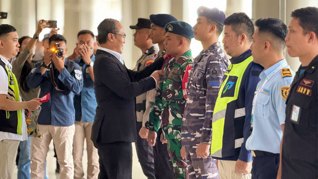 Penyematan tanda anggota Posko Nataru di Bandara Sam Ratulangi Manado.