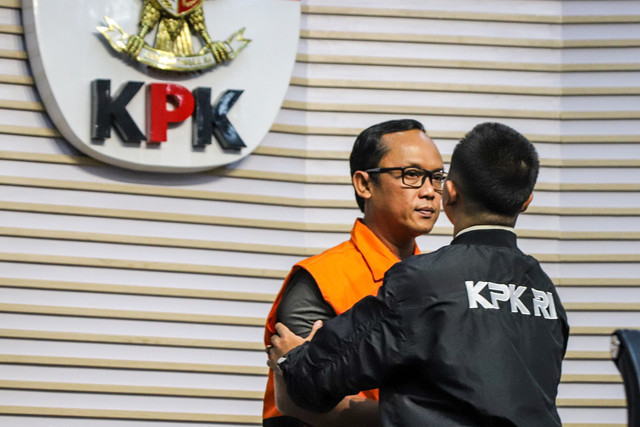 Bupati Lampung Tengah, Ardito Wijaya mengenakan rompi oranye usai ditetapkan sebagai tersangka usai terjaring operasi tangkap tangan (OTT) di Gedung Merah Putih KPK, Jakarta Selatan, Kamis (11/12/2025). Foto: Iqbal Firdaus/kumparan.