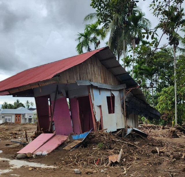 Rumah rusak berat akibat banjir bandang di kota Padang. Sumber: Pribadi