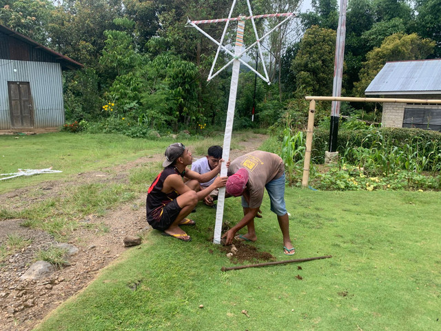 Gambar pribadi: Pemuda memasang hasil kreasi berupa bintang di depan setiap rumah warga