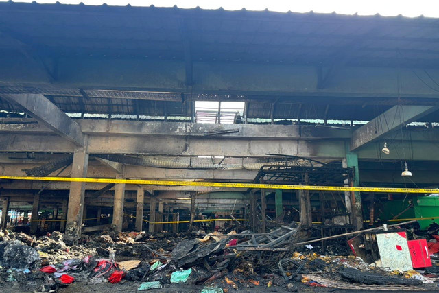 Kondisi usai kebakaran Pasar Induk Kramat Jati, Jakarta Timur, Selasa (16/12/2025). Foto: Amira Nada/kumparan
