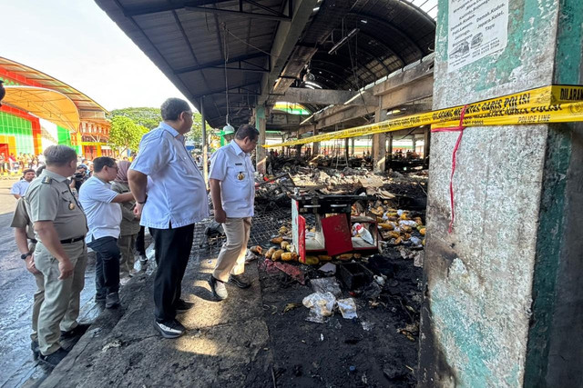 Gubernur DKI Jakarta Pramono Anung meninjau kondisi usai kebakaran Pasar Induk Kramat Jati, Jakarta Timur, Selasa (16/12/2025). Foto: Amira Nada/kumparan