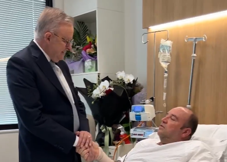 PM Australia Anthony Albanese pada Selasa (16/12/2025)  menjenguk Ahmed, pria keturunan Suriah yang melumpuhkan pelaku penembakan di Pantai Bondi. Foto: x/@alboMP
