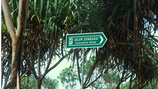 Rambu jalur evakuasi petunjuk keselamatan saat terjadi bencana. (pexels/sardwim)