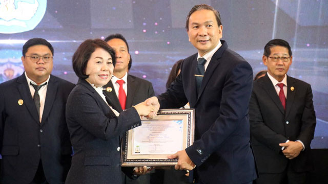 Penyerahan piagam penghargaan Anugerah Mapalus Pendidikan Sulawesi Utara tahun 2025 yang digelar Balai Penjamin Mutu Pendidikan atau BPMP.