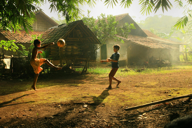 sumber : pexels (anak-anak bermain sepak bola)