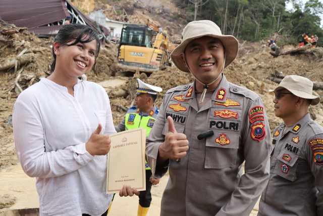Polwan Tapanuli Tengah Brigadir Mei Indah Naibaho diberikan apresiasi oleh Kapolres Tapanuli Tengah AKBP Wahyu Endrajaya, Selasa (25/11/2025). Foto: Humas Polda Sumut