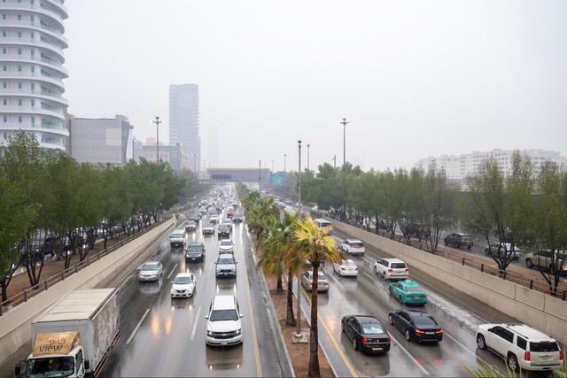 Jalan di Riyadh, Arab Saudi, tampak basah setelah hujan deras mengguyur, 15/12/2025. Foto: X/@emara_riyadh