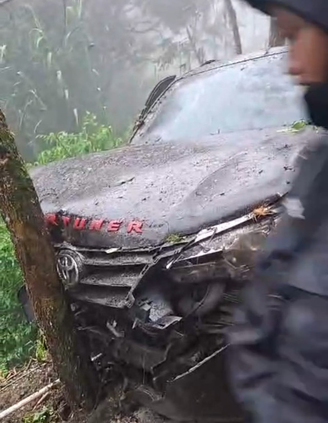 Mobil Fortuner yang jatuh ke jurang Gunung Bromo. Dok: Video dokumentasi warga Jarak Ijo, Desa Ngadas