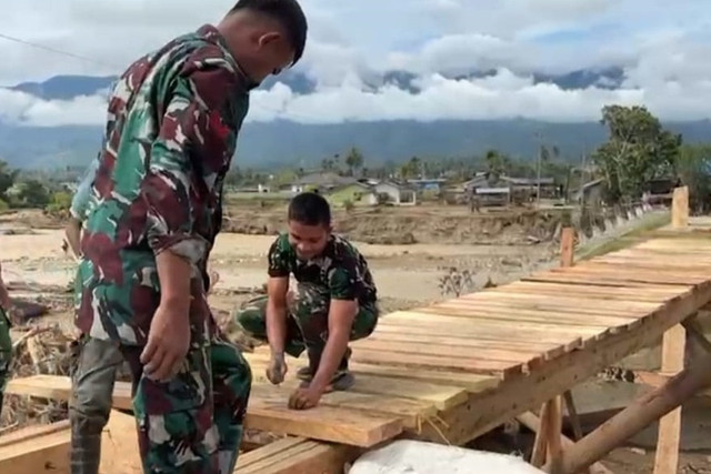 Prajurit TNI bersama warga membangun jembatan darurat di Desa Bukit, Kecamatan Dabun Gelang, Kabupaten Gayo Lues, Aceh, Senin (15/12/2025).  Foto: Puspen TNI