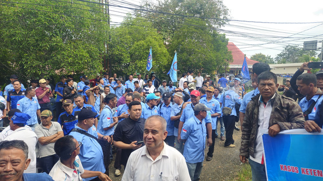 Ratusan pekerja PT Perkebunan Mitra Ogan di OKU yang belum mendapatkan gaji selama 20 bulan. Foto : Istimewa