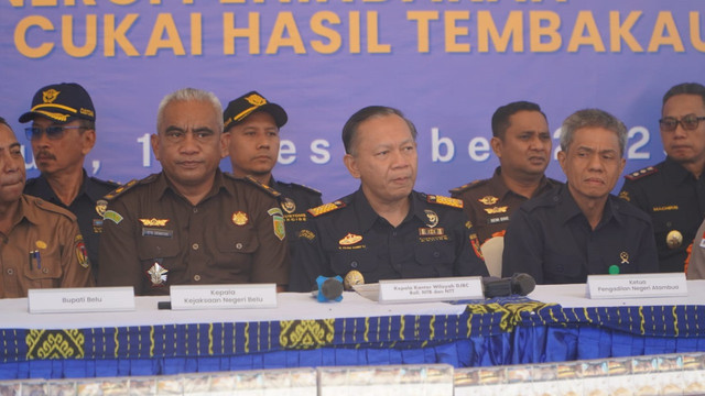 Konferensi pers sinergi penindakan barang kena cukai hasil tembakau ilegal di Atambua. Foto: Bea Cukai