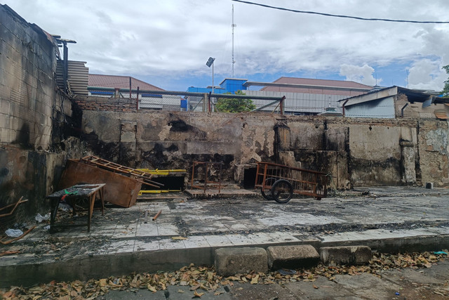 Sejumlah kios yang terbakar dalam insiden kericuhan di kawasan Kalibata, Jakarta, Selasa (16/12/2025). Foto: Muhammad Fhandra/kumparan