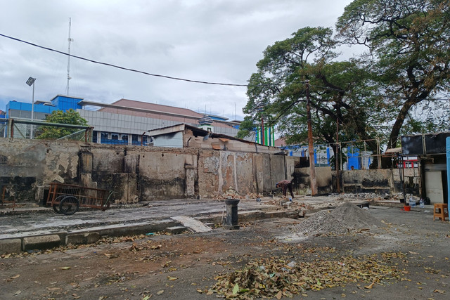 Sejumlah kios yang terbakar dalam insiden kericuhan di kawasan Kalibata, Jakarta, Selasa (16/12/2025). Foto: Muhammad Fhandra/kumparan