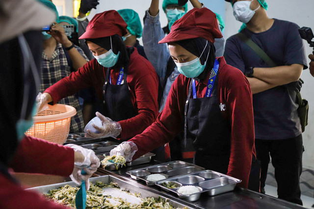 Petugas menyiapkan sajian menu Makan Begizi Gratis (MBG) di Satuan Pelayanan Pemenuhan Gizi (SPPG) Mutiara Keraton Bogor, Selasa (16/12/2025). Foto: Iqbal Firdaus/kumparan