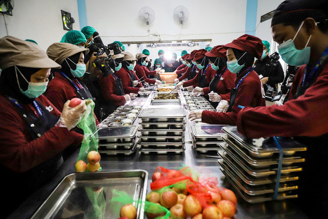 Petugas menyiapkan sajian menu Makan Begizi Gratis (MBG) di Satuan Pelayanan Pemenuhan Gizi (SPPG) Mutiara Keraton Bogor, Selasa (16/12/2025). Foto: Iqbal Firdaus/kumparan
