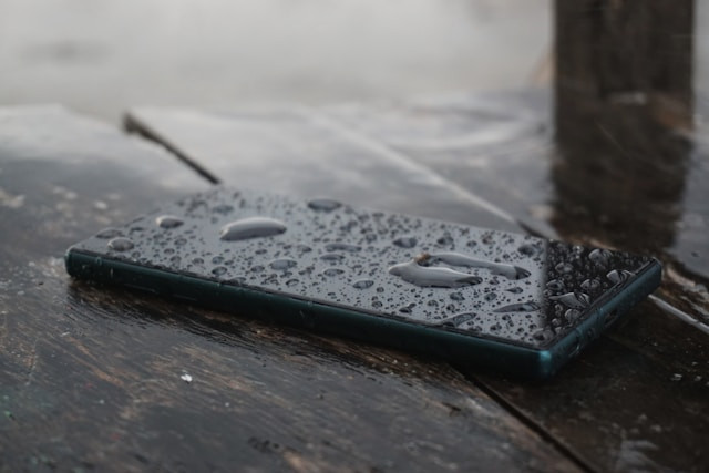 Ilustrasi HP IP69 terbaik 2025. Foto: Shuvro Mojumder/Unsplash