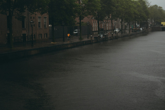 Ilustrasi air sungai yang keruh saat hujan. Foto: Unsplash
