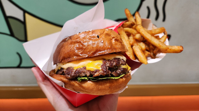 MOGUL Burger di SCBD Park, Jakarta Selatan. Foto: Azalia Amadea/Kumparan