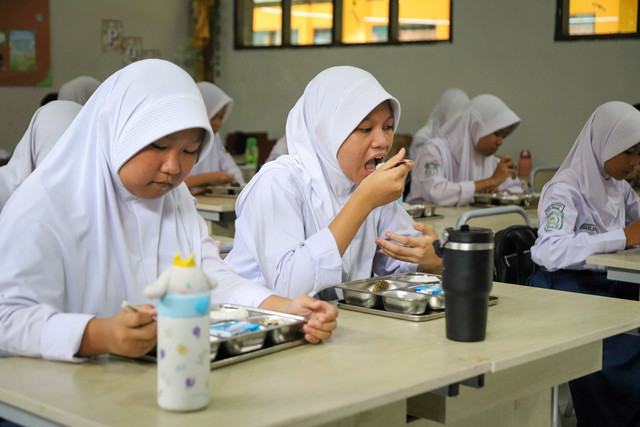 Siswa menyantap Makan Begizi Gratis (MBG) di SMP Negeri 1 Tamansari, Kabupaten Bogor, Selasa (16/12/2025). Foto: Iqbal Firdaus/kumparan