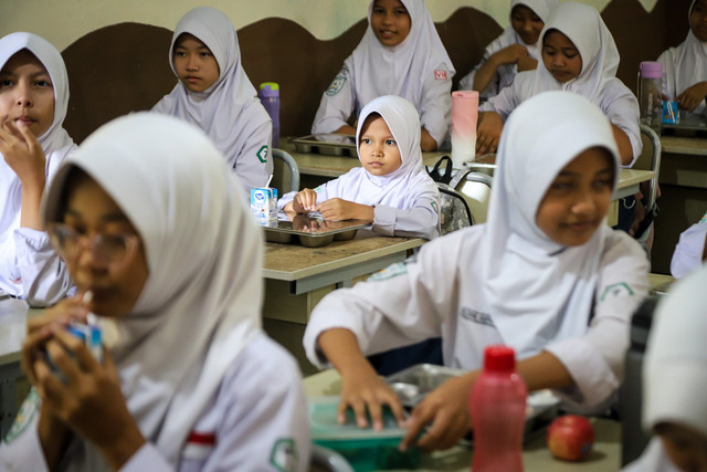 Siswa menyantap Makan Begizi Gratis (MBG) di SMP Negeri 1 Tamansari, Kabupaten Bogor, Selasa (16/12/2025). Foto: Iqbal Firdaus/kumparan