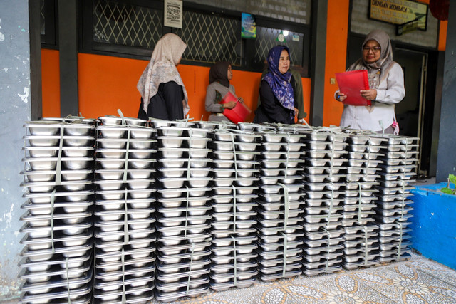 Guru mendata ompreng paket Makan Begizi Gratis (MBG) di SMP Negeri 1 Tamansari, Kabupaten Bogor, Selasa (16/12/2025). Foto: Iqbal Firdaus/kumparan