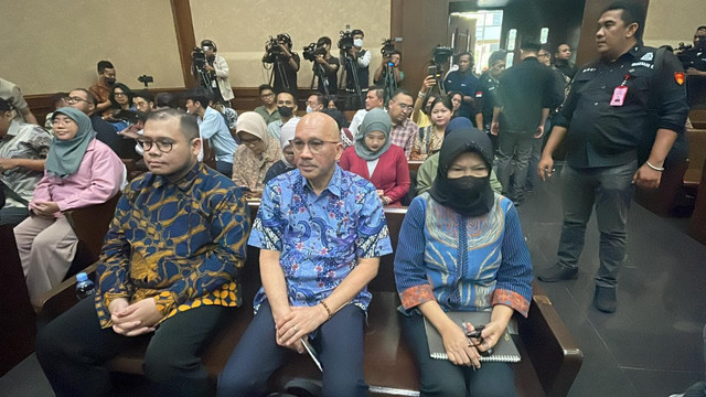 Eks konsultan Kemendikbudristek Ibrahim Arief, eks Direktur SMP Kemendikbudristek Mulyatsyah, dan Direktur SD Kemendikbudristek 2020-2021 Sri Wahyuningsih menghadiri sidang perdana kasus dugaan korupsi pengadaan laptop Chromebook, Selasa (16/12). Foto: Fadhil Pramudya/kumparan
