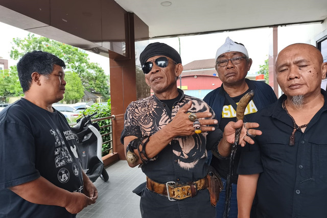 Sesepuh budaya Aliansi Rumah Sunda Ngahiji, Raden Cakra Ababar di Polda Jawa Barat, Selasa (16/12/2025). Foto: Linda Lestari/kumparan